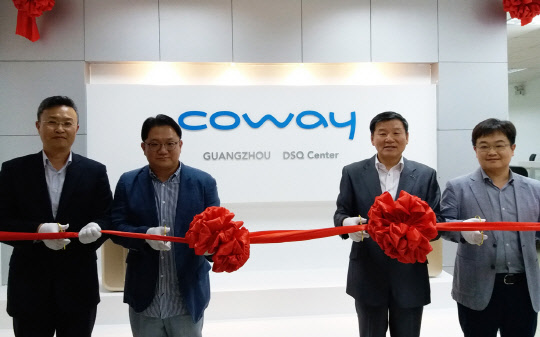 코웨이는 중국 광저우 판위 과학단지에 코웨이 중국 R&D생산관리센터인 '코웨이 DSQ(DevelopmentㆍSourcingㆍQuality center)센터'를 설립하고 지난 14일 설립 기념식을 진행했다. 이선용 코웨이 환경기술연구소장(왼쪽부터), 이정훈 DSQ 센터장, 김용성 해외사업본부장, 이지훈 중국사업부문장이 기념촬영을 하고 있다.<코웨이 제공>